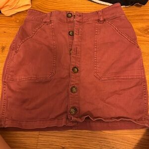 This is garage button up dark pinkish skirt with brown buttons super cute xs